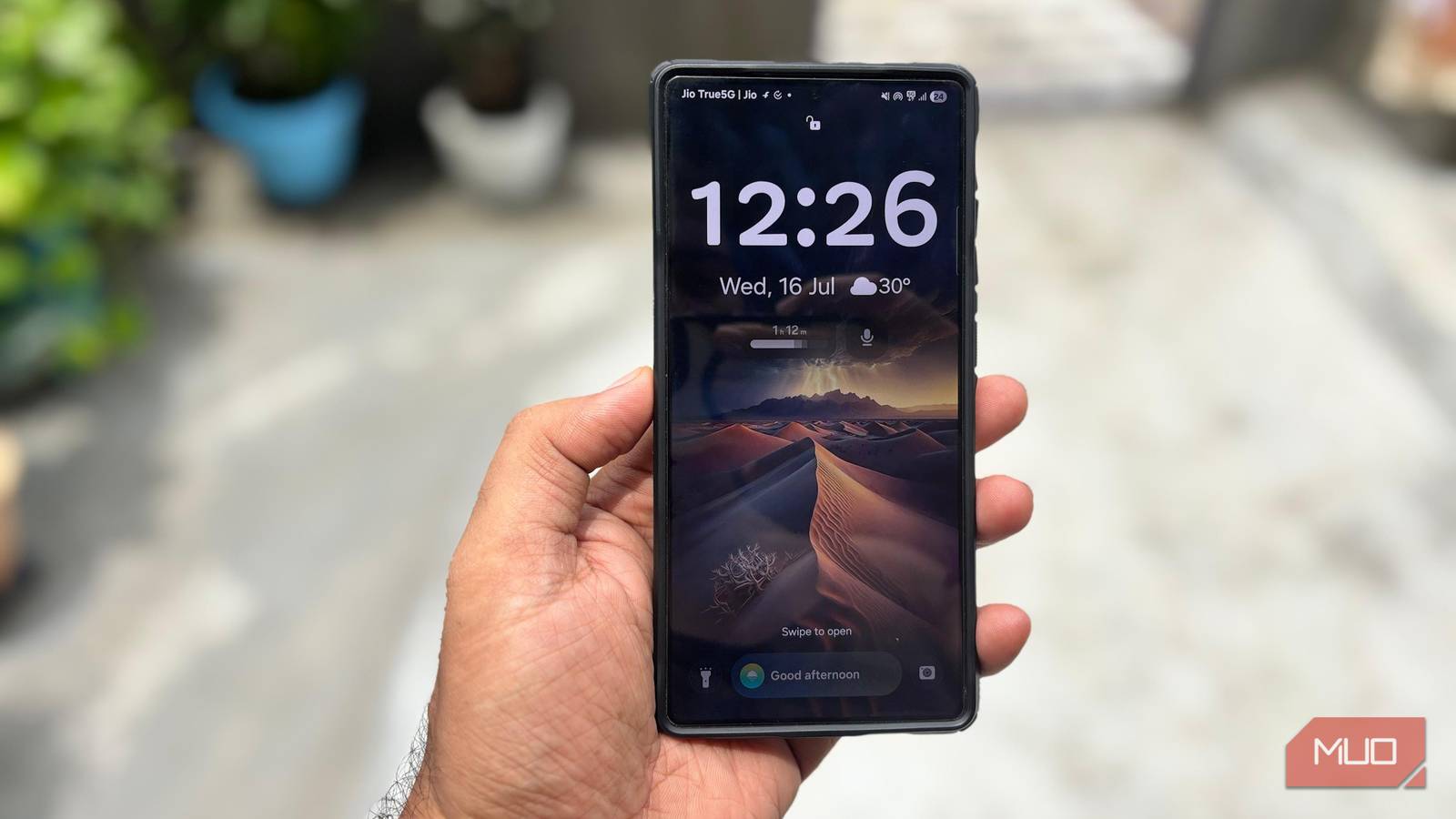 5 автоматических функций Samsung Galaxy, которые стоит отключить для ускорения работы Человек держит в руках смартфон Samsung Galaxy