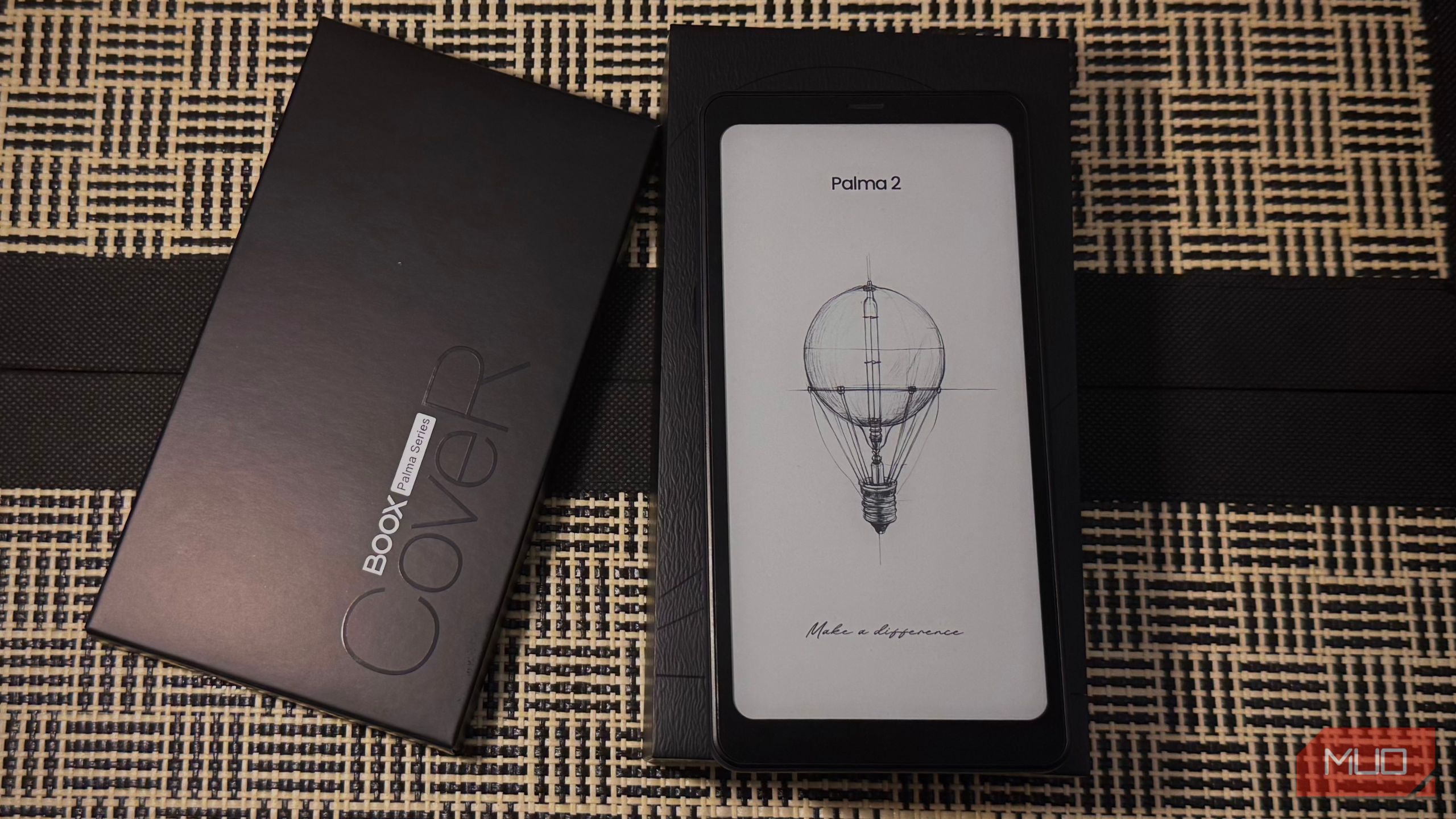 boox-palma-2-on-a-table-with-