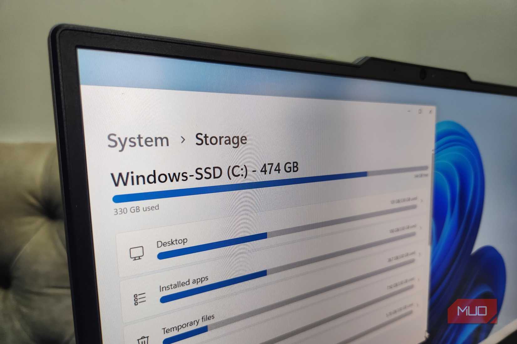 ল্যাপটপের স্ক্রিনের ক্লোজ-আপ স্টোরেজ মেনু দেখাচ্ছে