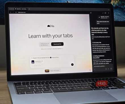 مرورگر Dia باز بر روی یک مکبوک متصل به مانیتور