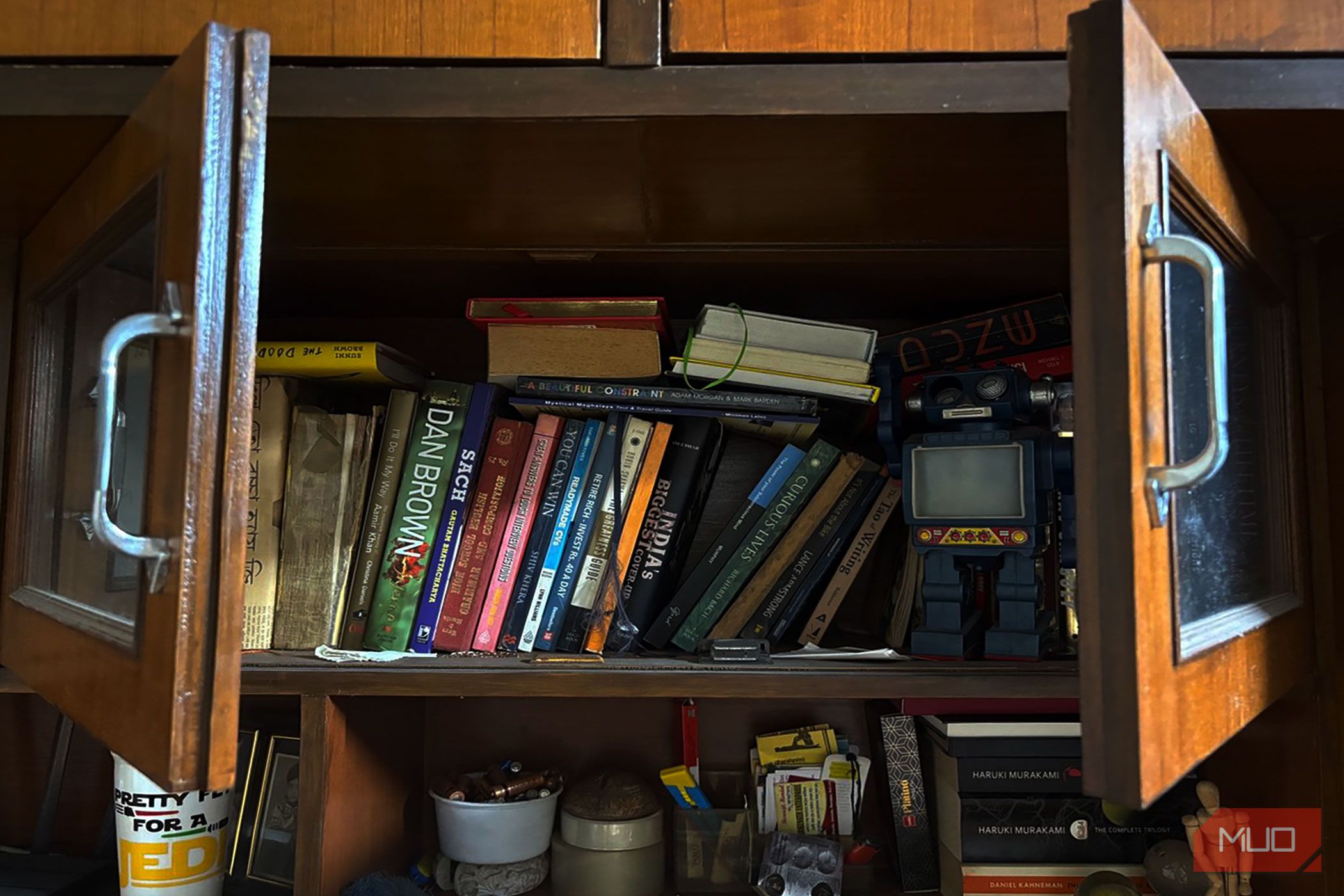 Una estantería desordenada