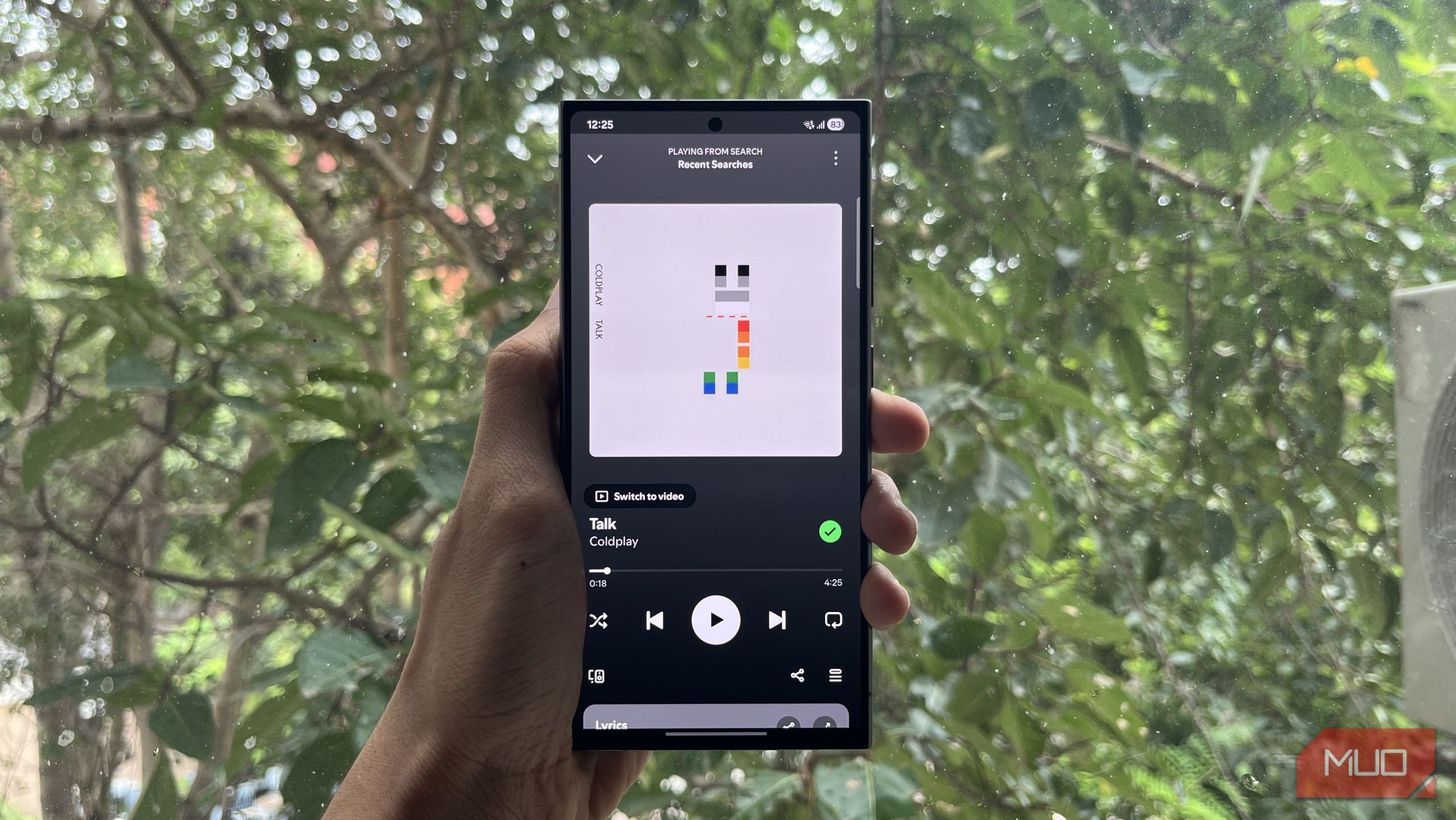 смартфон Samsung с открытым приложением Spotify