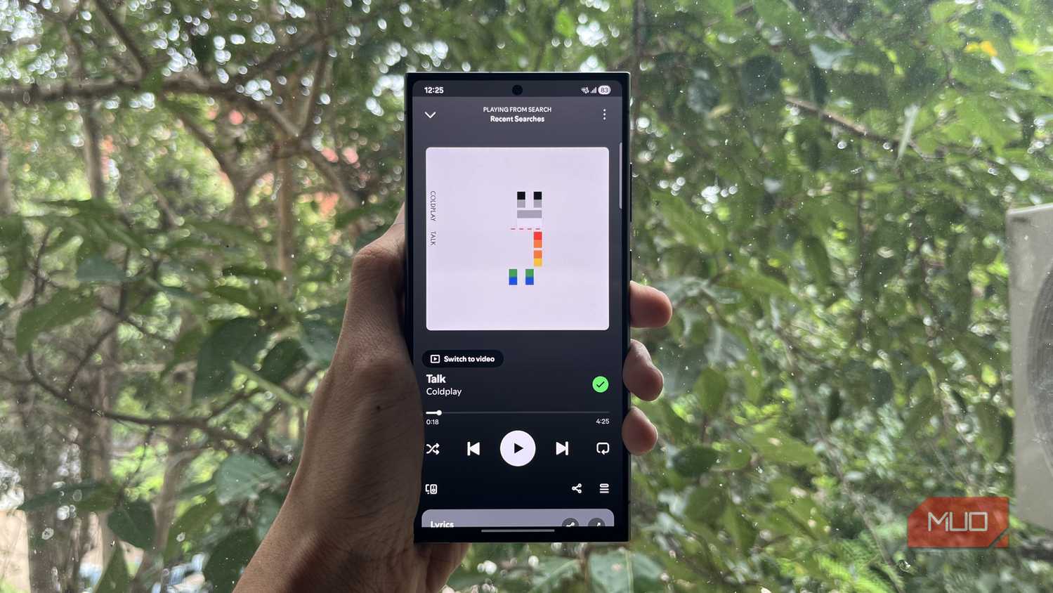 Почему я отказался от Spotify в пользу других музыкальных сервисов смартфон Samsung с открытым приложением Spotify