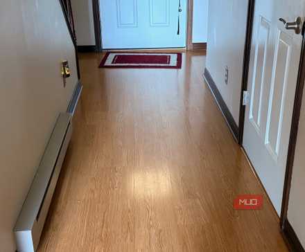 یک کف راهرو تمیز در یک خانه.