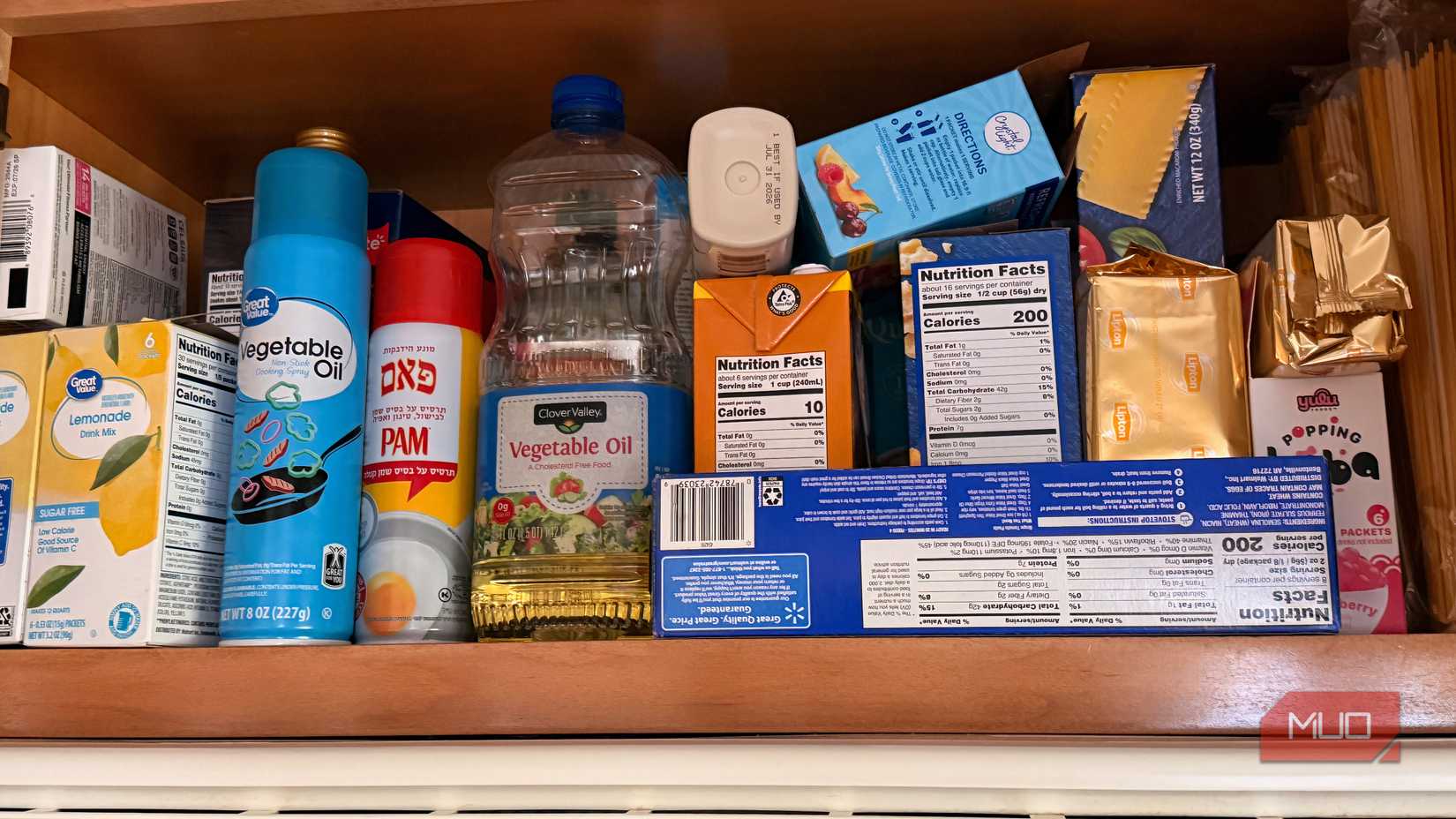 Un mueble de cocina lleno de alimentos. 