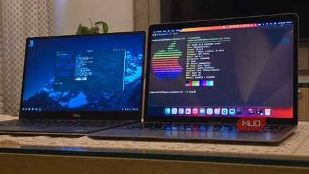 MacBook و یک لپتاپ Dell که ZorinOS اجرا میکند، کنار هم