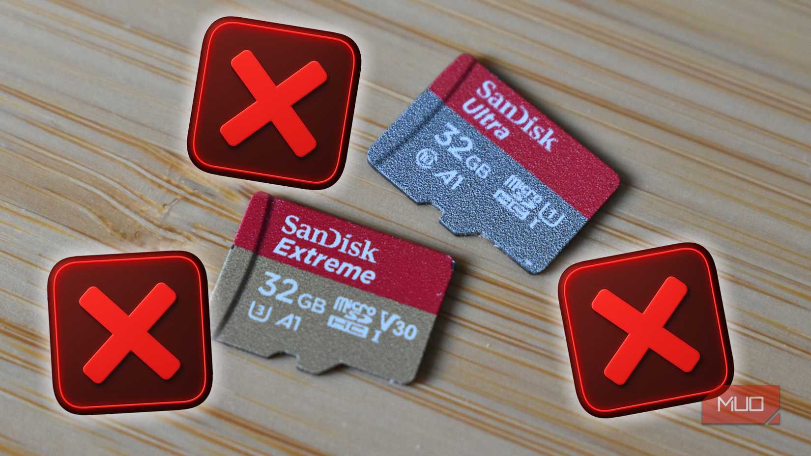 بطاقات microsd مع رمز الصليب الأحمر.