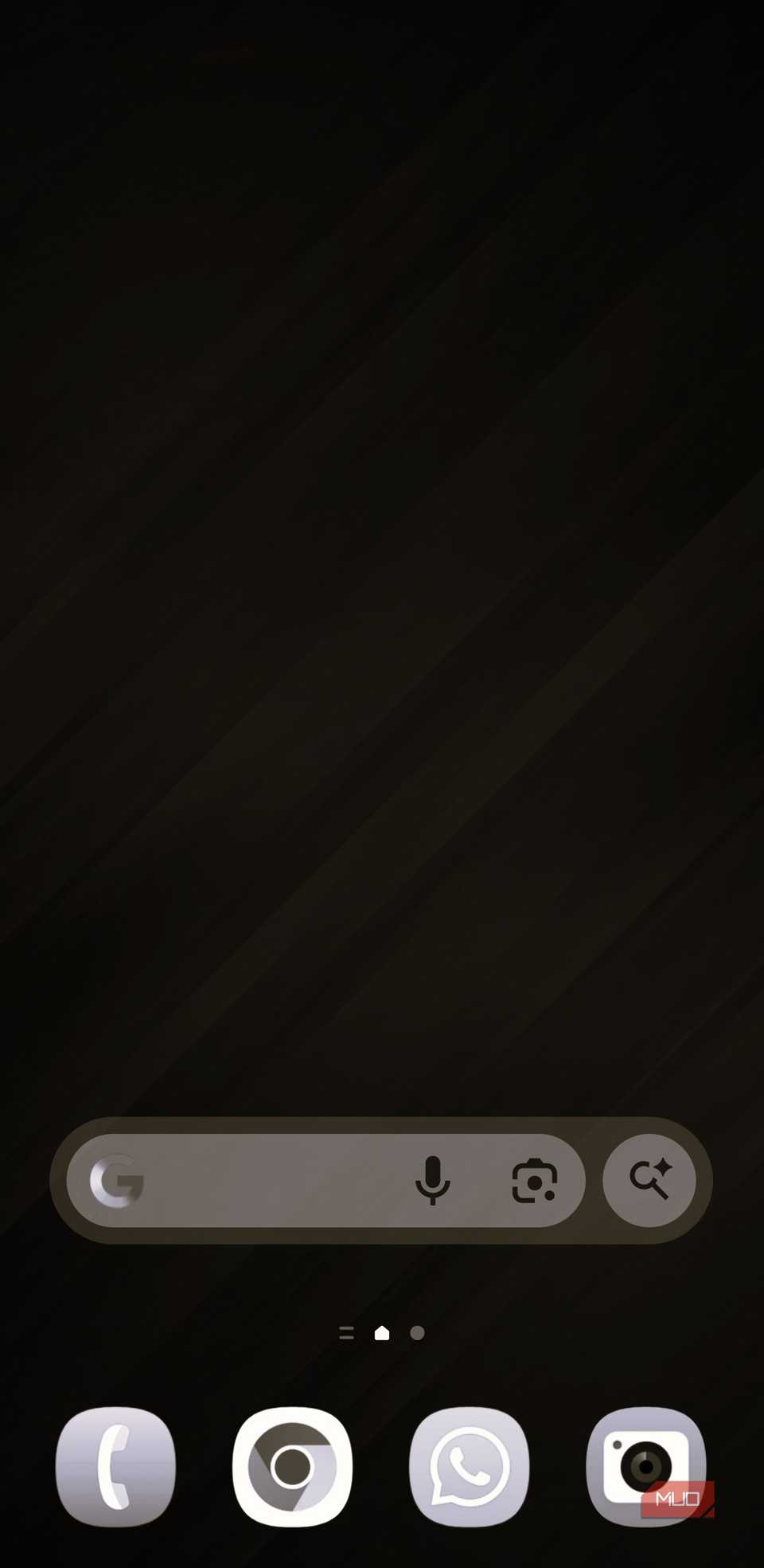 Android phone home screen in black and white