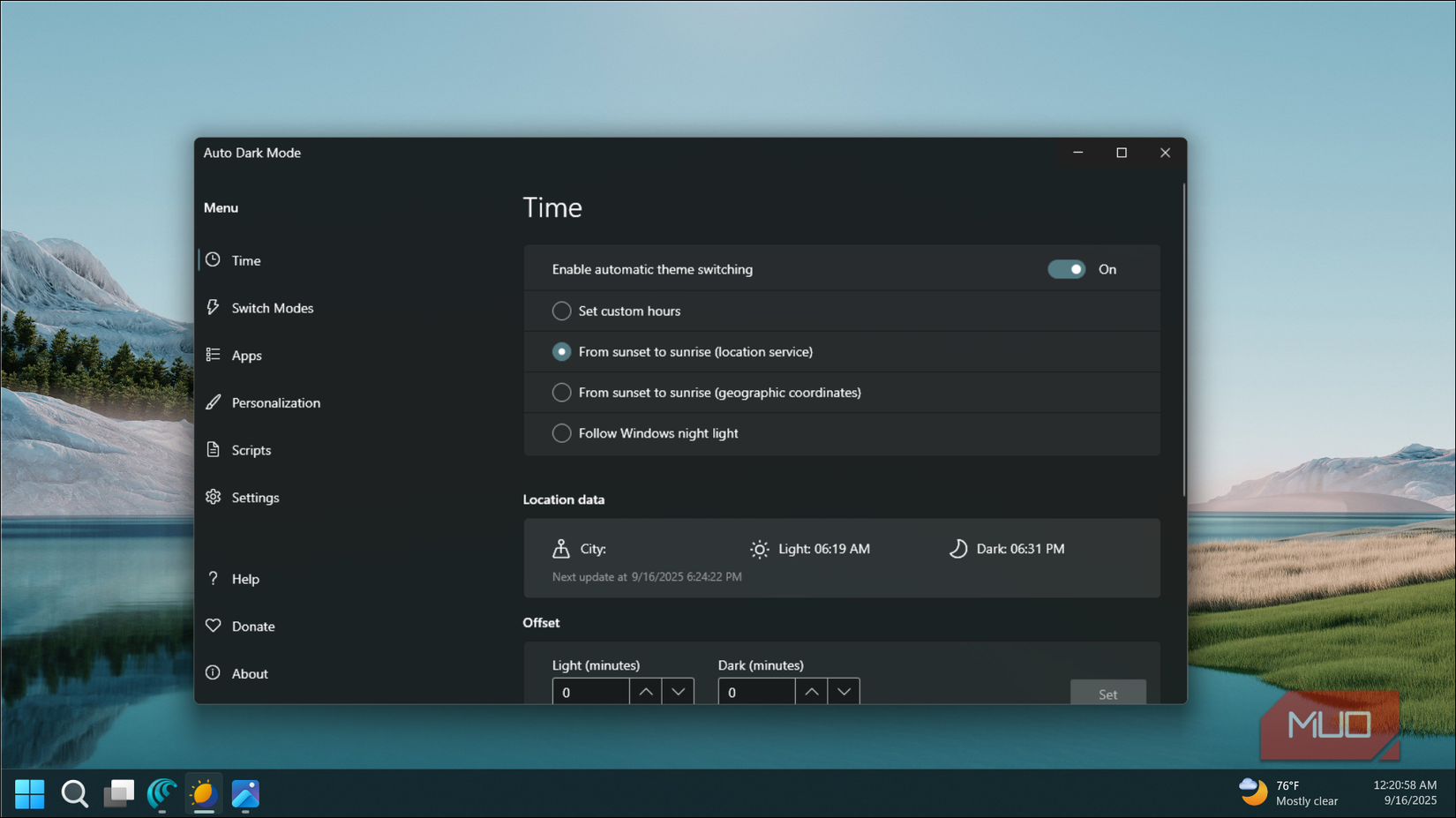 Auto Dark Mode open on a Windows 11 desktop
