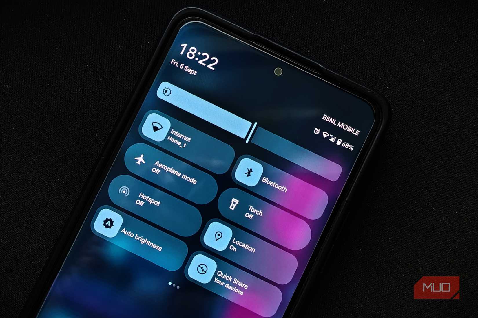 Расширенная панель быстрых настроек на Android 16 с видимыми несколькими плитками быстрых настроек.
