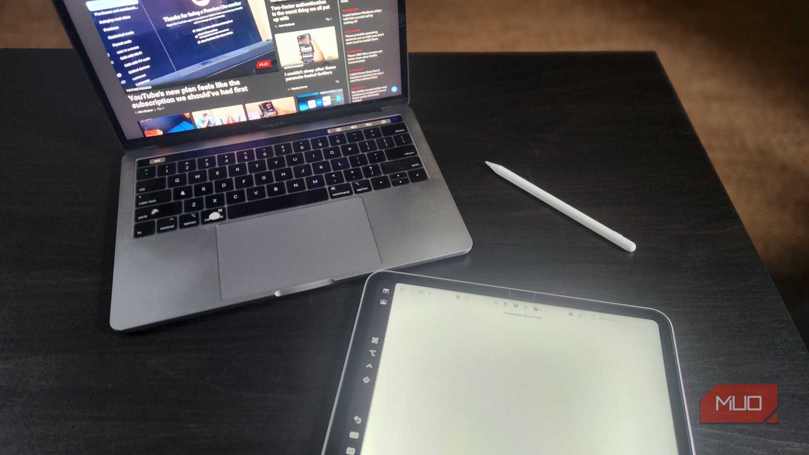 A Mac with a notepad app open on the iPad.