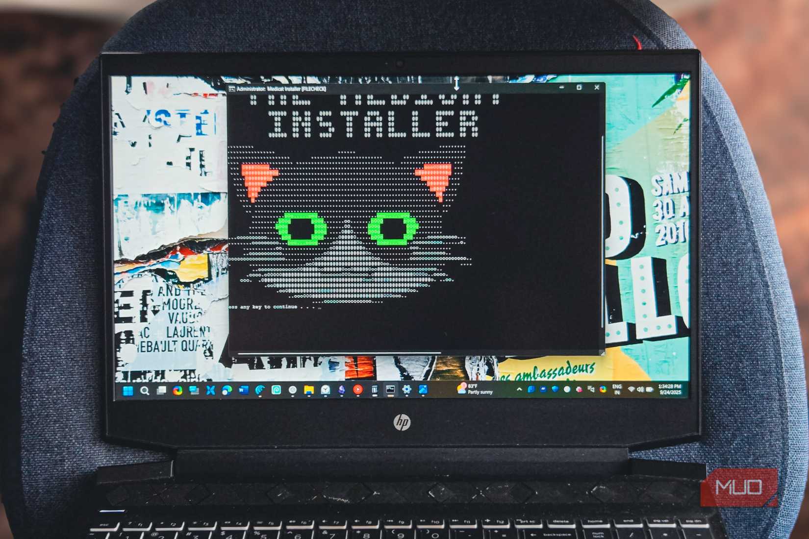 Diálogo del símbolo del sistema Medicat Abierto en una computadora portátil HP que se mantiene en una silla boca abajo