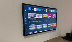 samsung frame 32 inch mounted on wall with legrand box