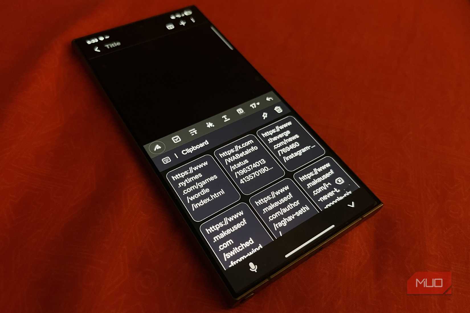 Teléfono Samsung acostado sobre una superficie con el portapapeles abierto