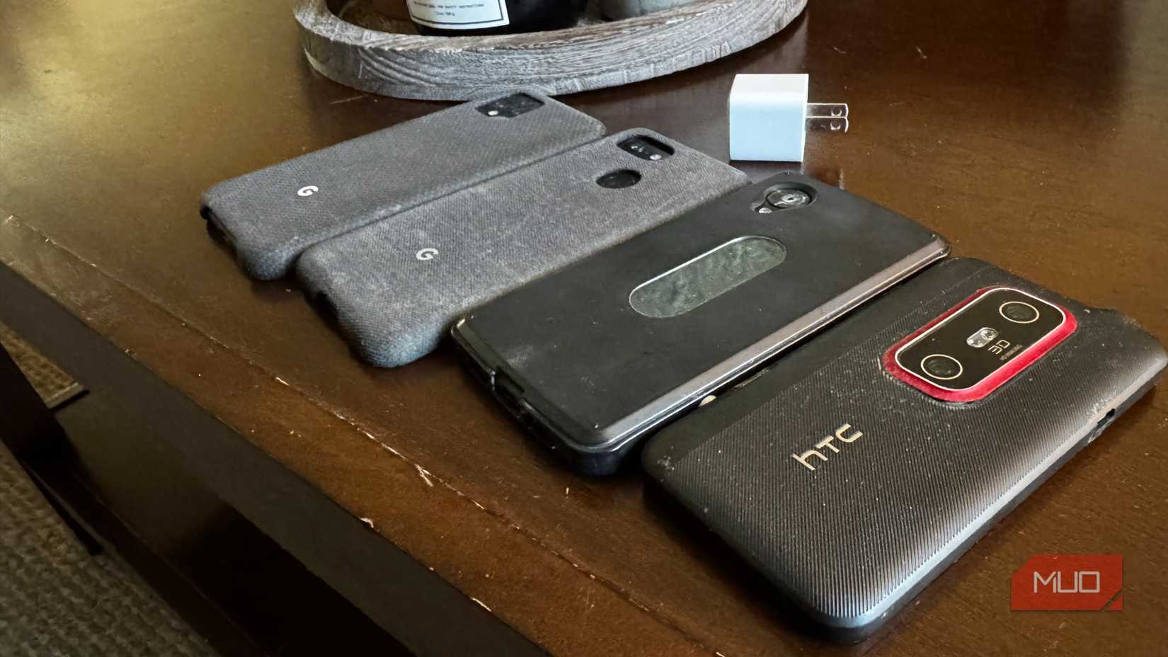 Varios teléfonos Android sobre una mesa