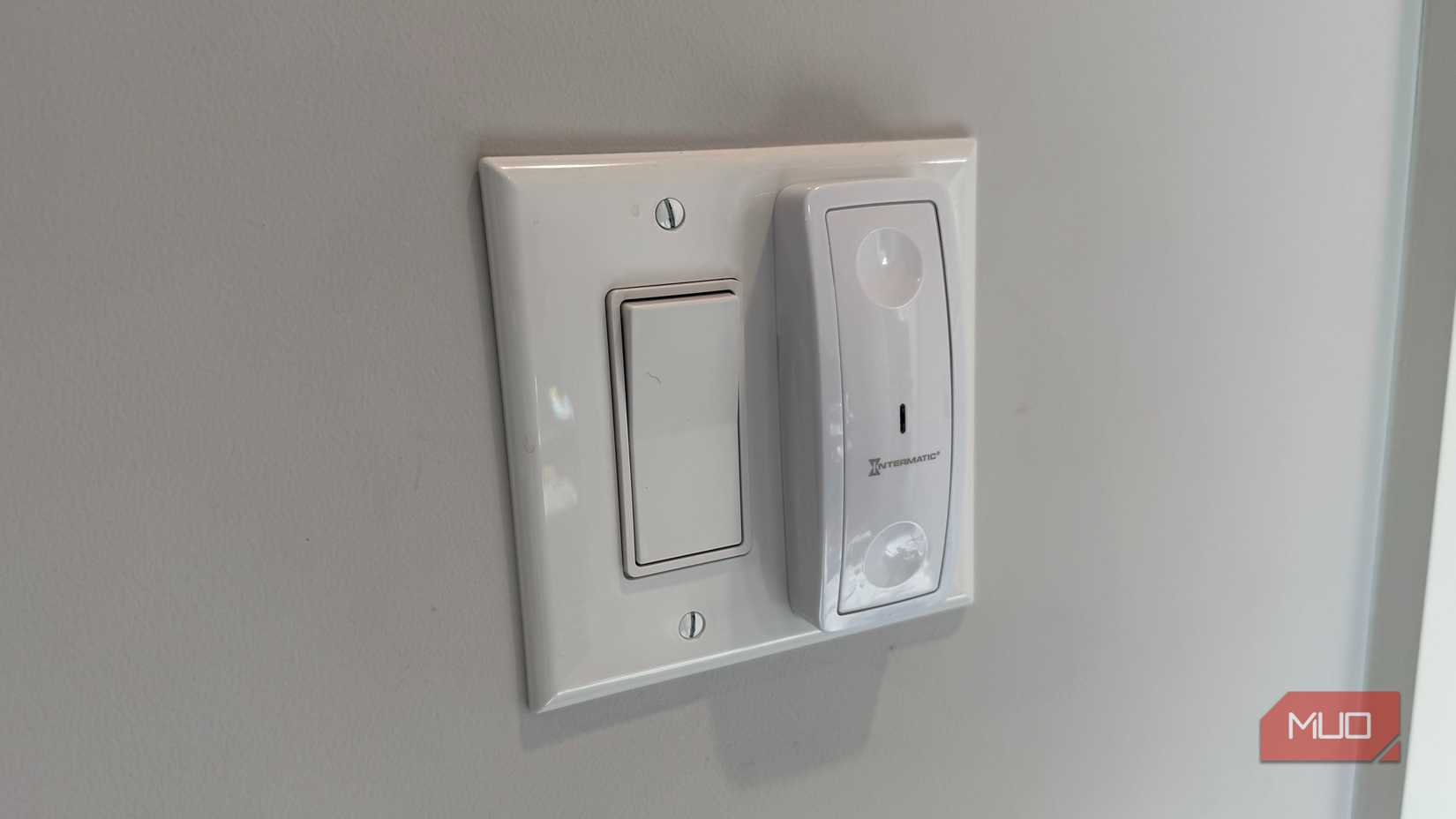 ABRA স্মার্ট সারফেস সুইচ লাইট সুইচে মাউন্ট করা হয়েছে