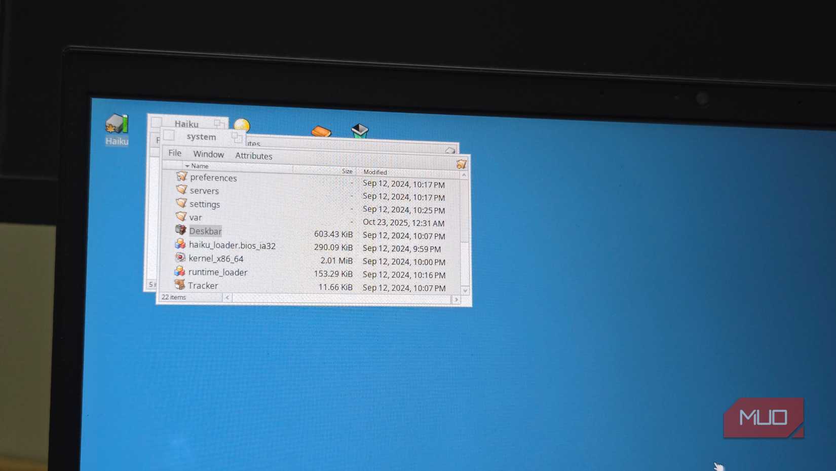 Haiku OS Deskbar open on a HP laptop