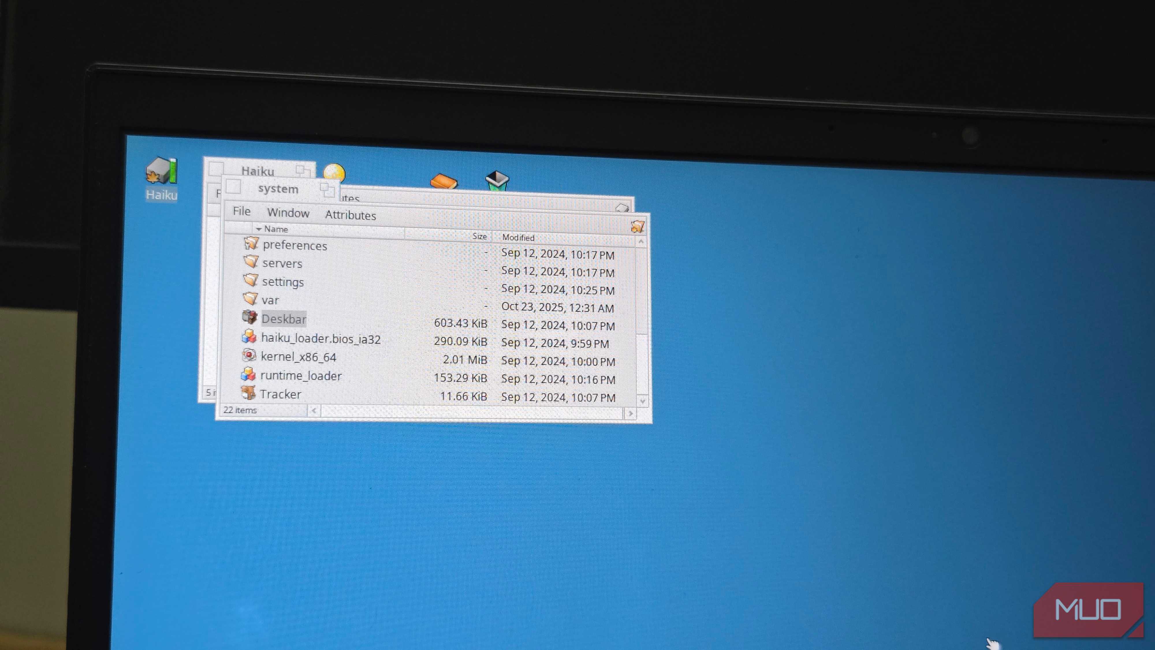 Haiku OS Deskbar open on a HP laptop