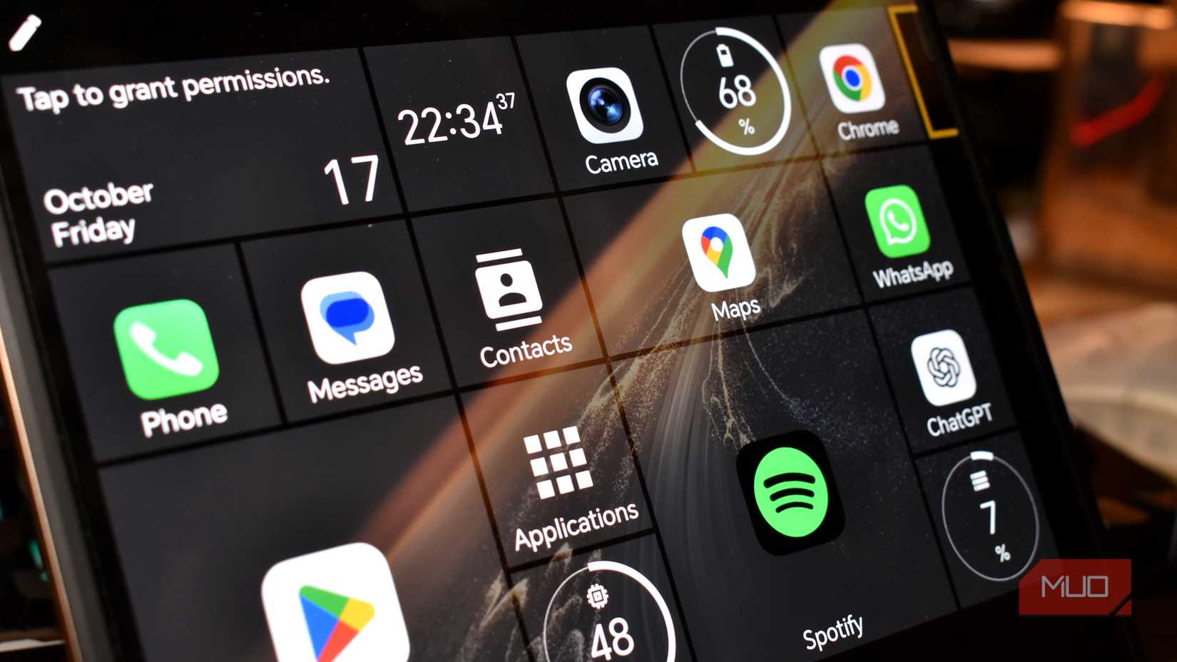 honor magic fold v5 with square home launcher installed.