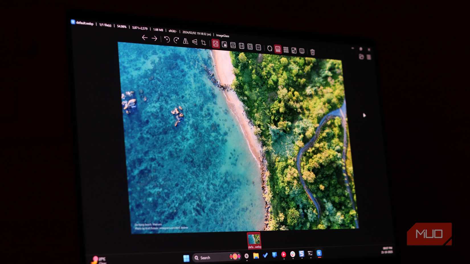 ImageGlass open on Windows laptop.