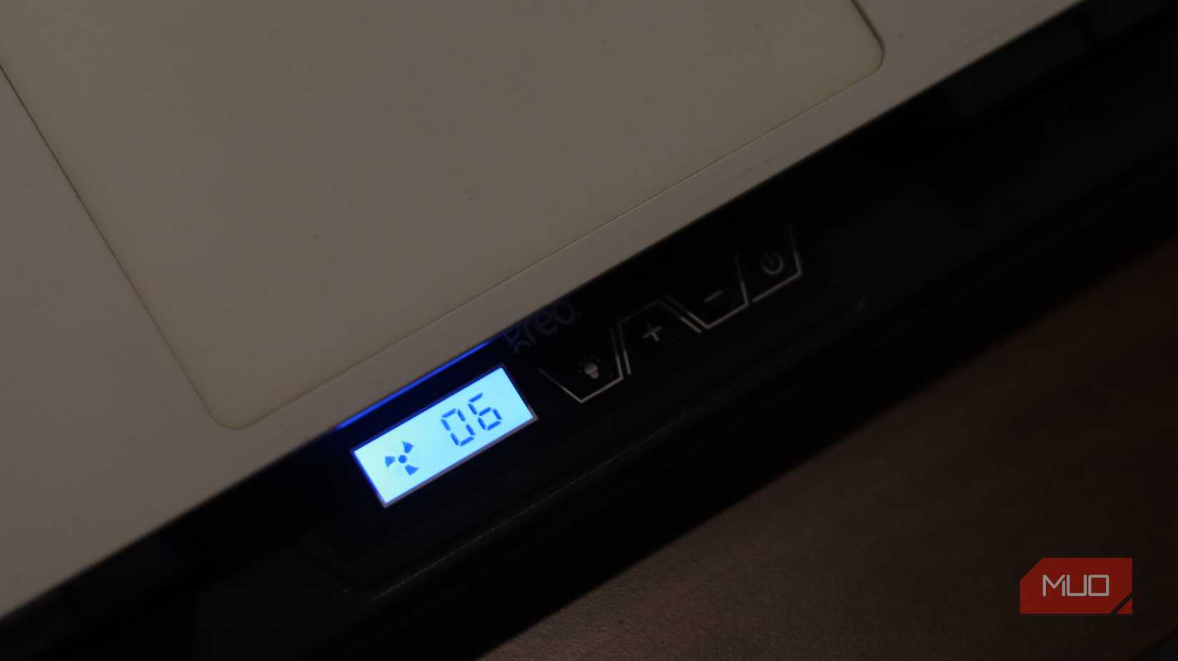 Laptop cooling pad screen with fan on full speed.