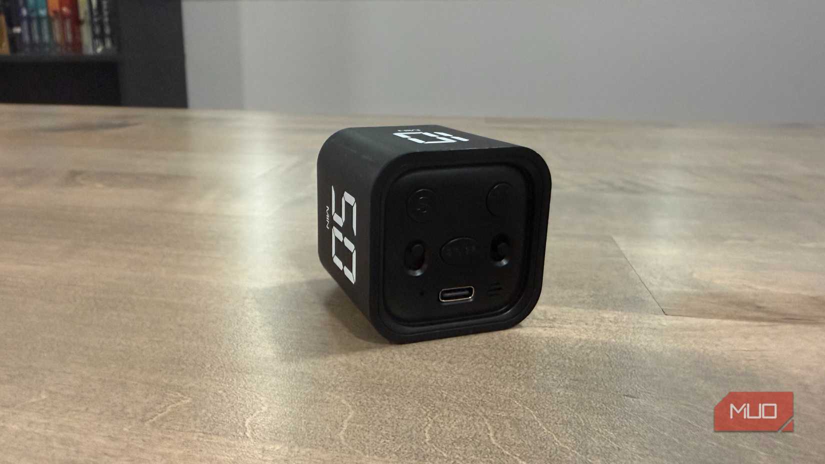 pomodoro timer cube rear showing buttons and port
