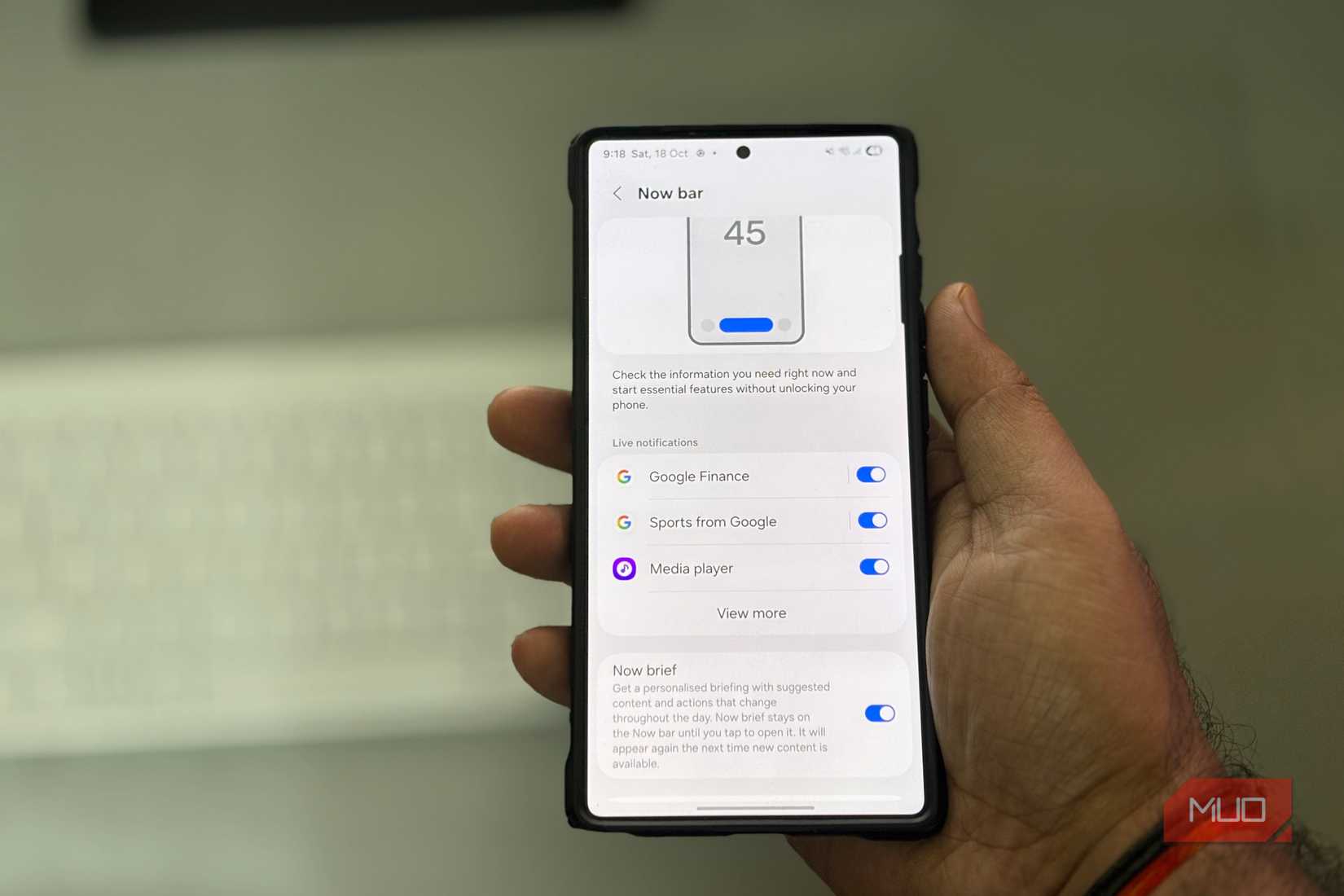 Samsung phone displaying live notification options in Now Bar settings