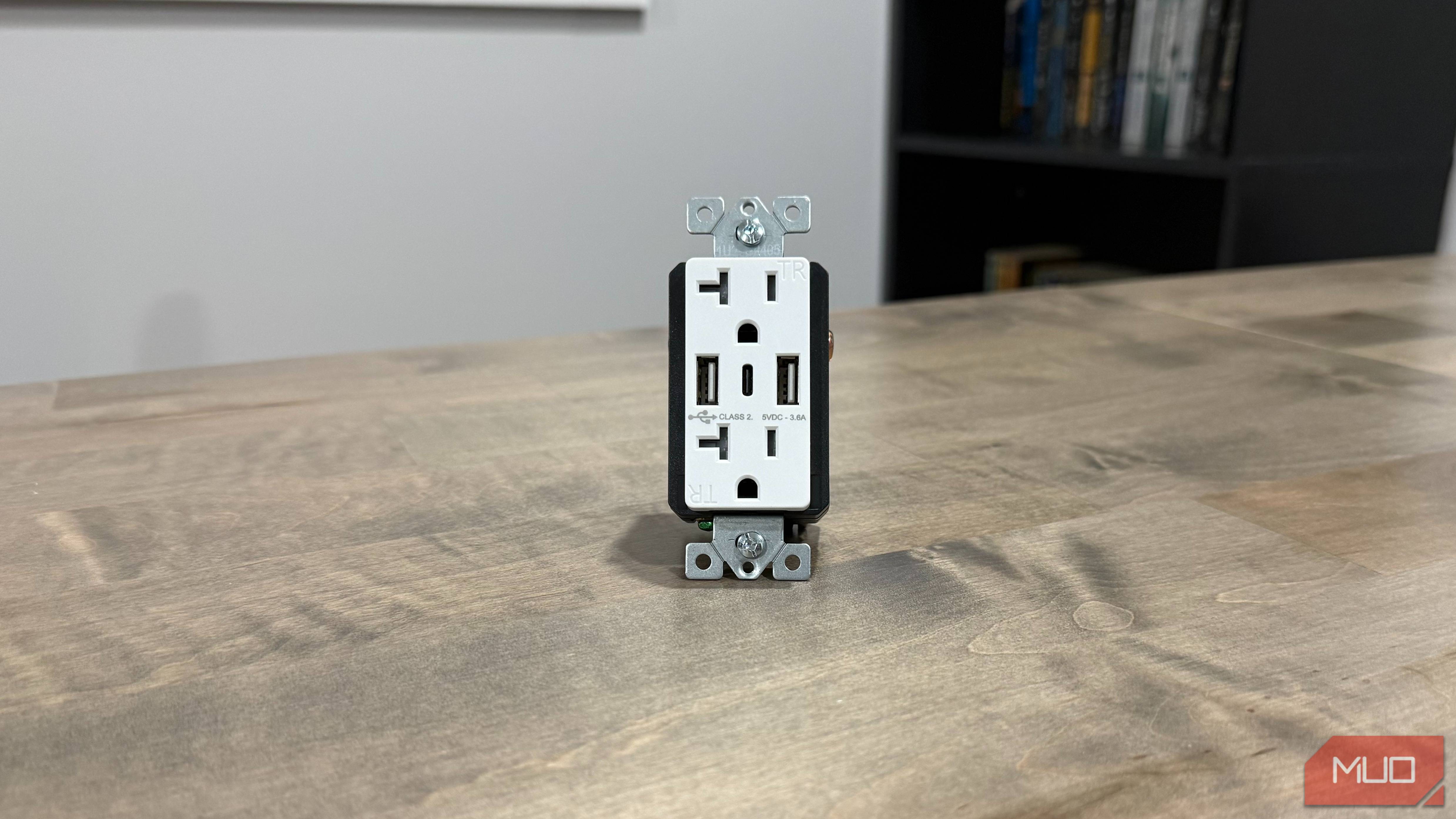 Эксперт рекомендует отказаться от встроенных USB-розеток в пользу обычных выключателей и сменных зарядных блоков