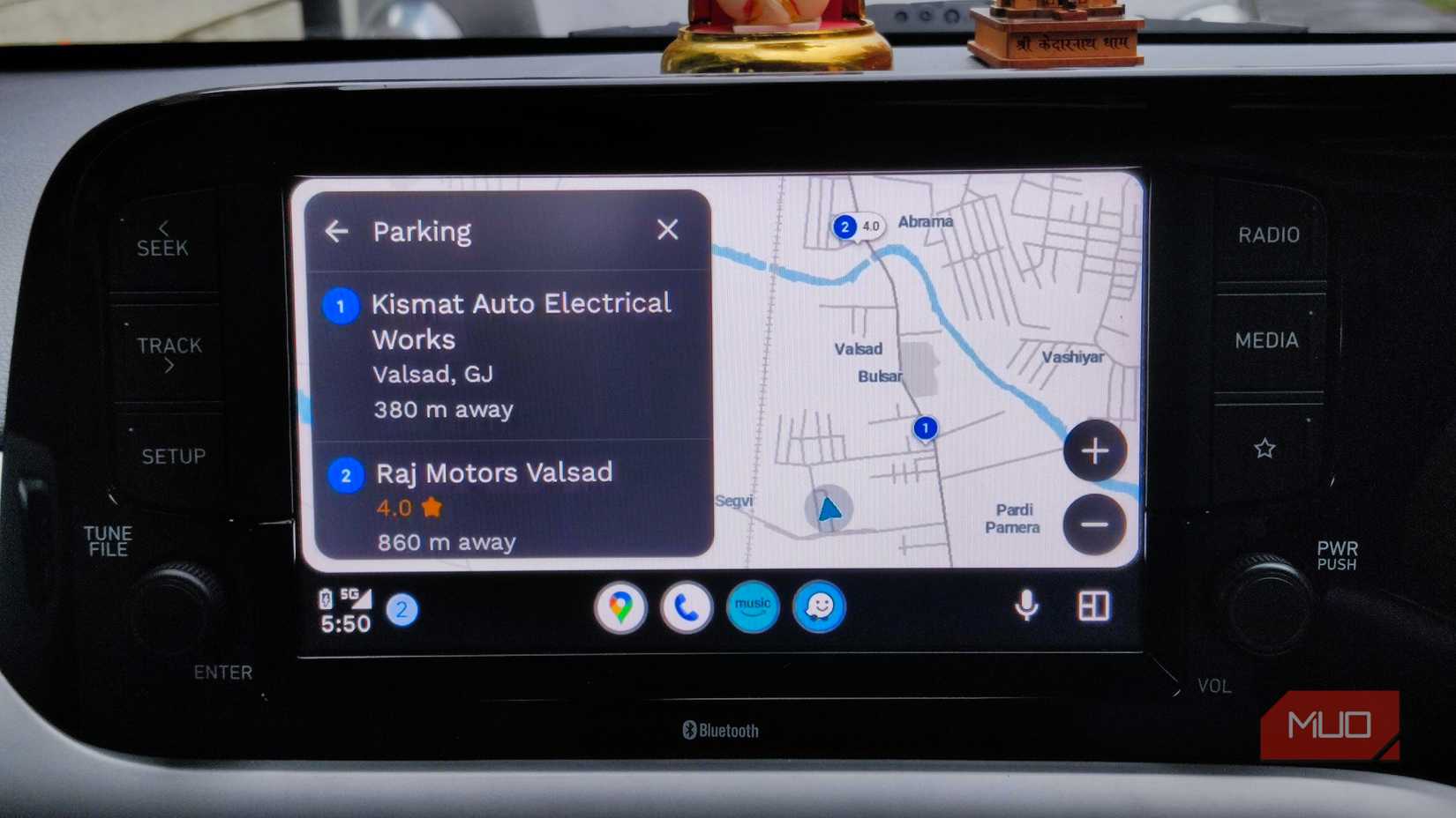 Aparcamientos cercanos en los mapas de Waze.