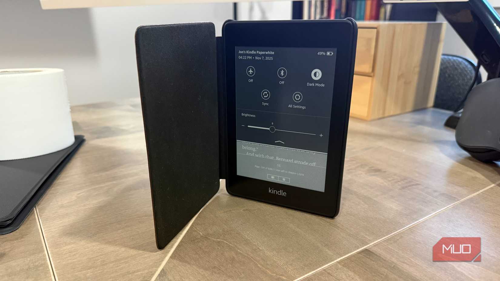 2018 kindle paperwhite standing on desk