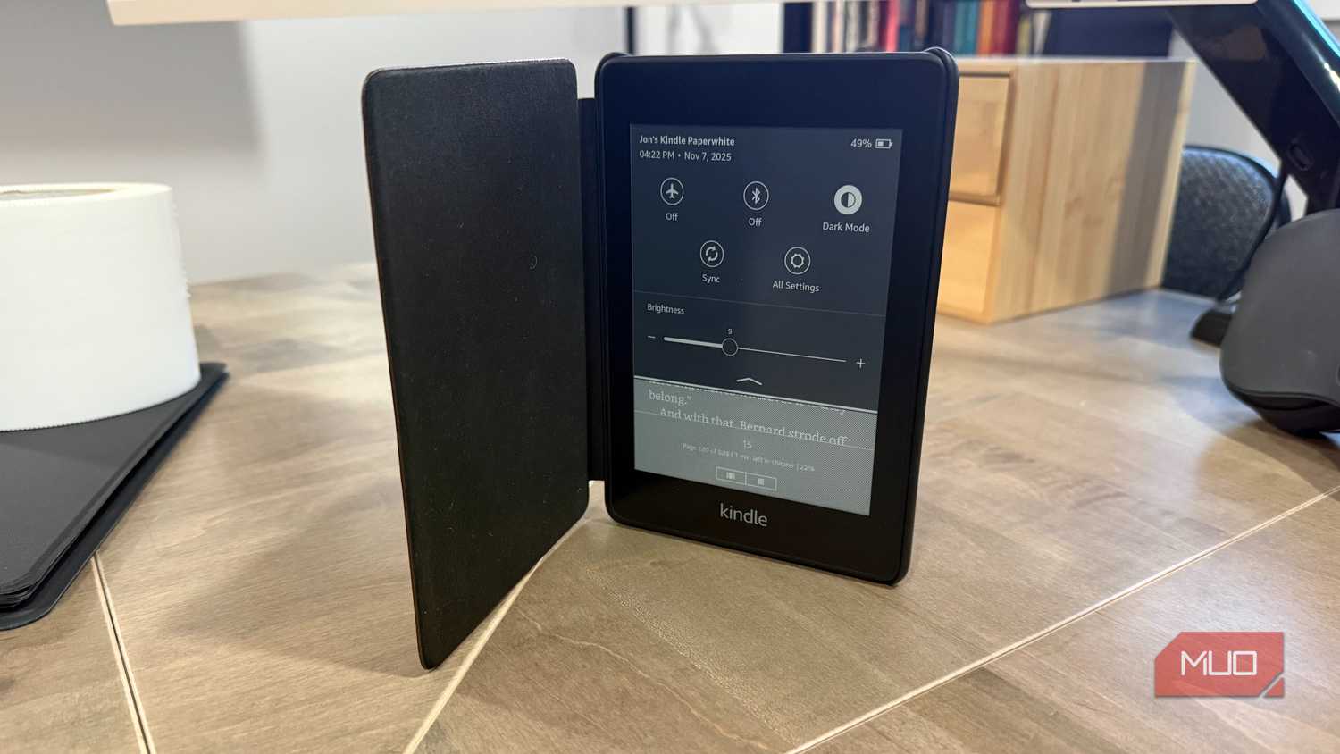 2018 kindle paperwhite standing on desk