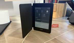 2018 kindle paperwhite standing on desk