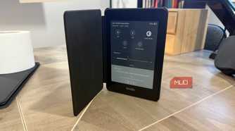 2018 kindle paperwhite standing on desk