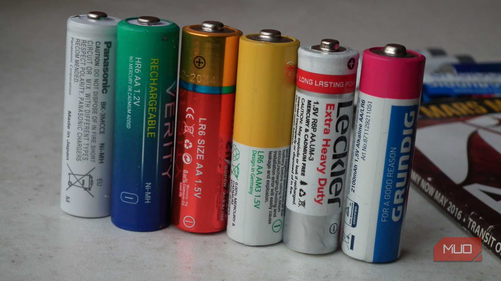 Un conjunto de coloridas pilas AA una al lado de la otra