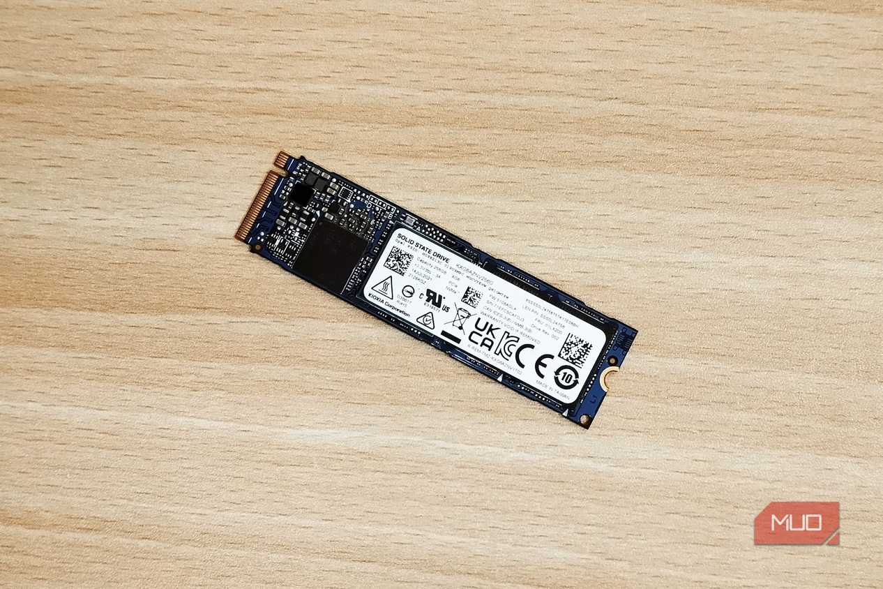 5 признаков сбоя SSD, которые путают с медленной работой Windows An M.2 NVMe SSD on a table.