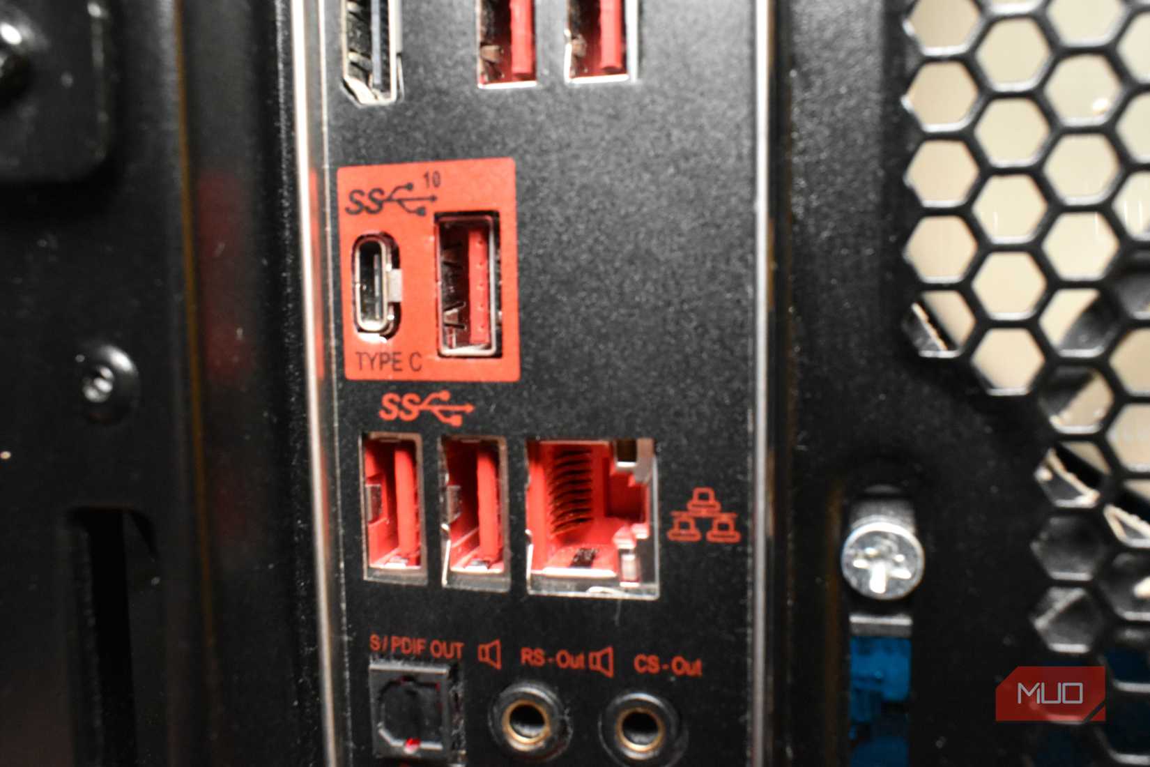 صورة مقربة لمنفذ USB باللون الأحمر