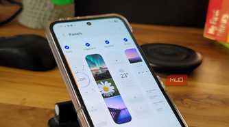 Edge Panel open in Samsung Galaxy Z Flip 6 - 2