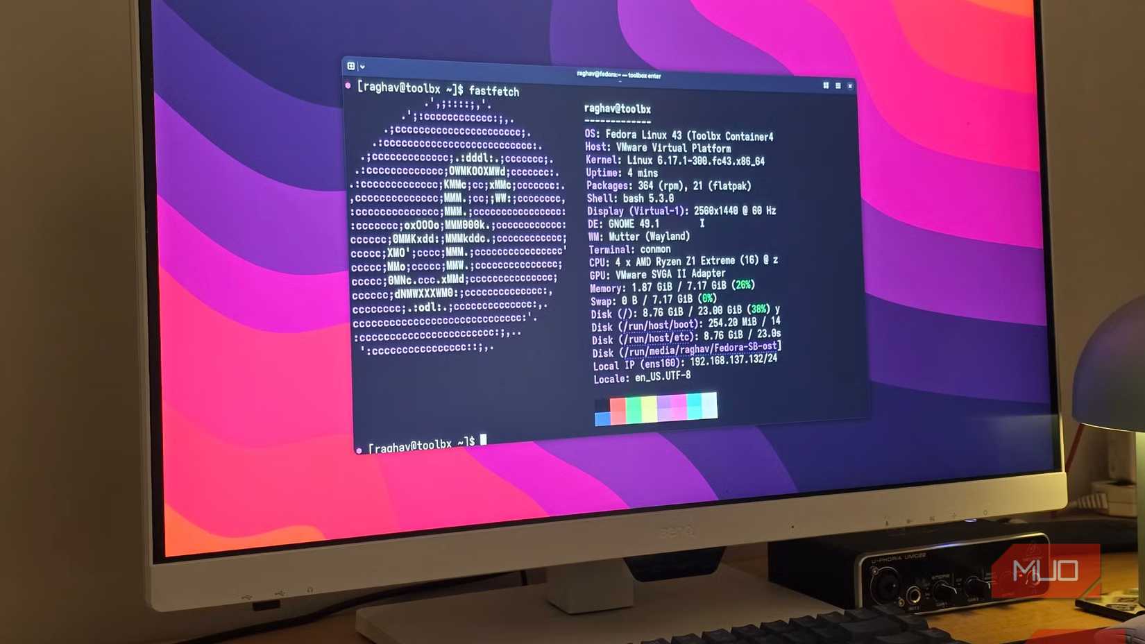 Fedora Silverblue running on a computer with Fastfetch open in a terminal 