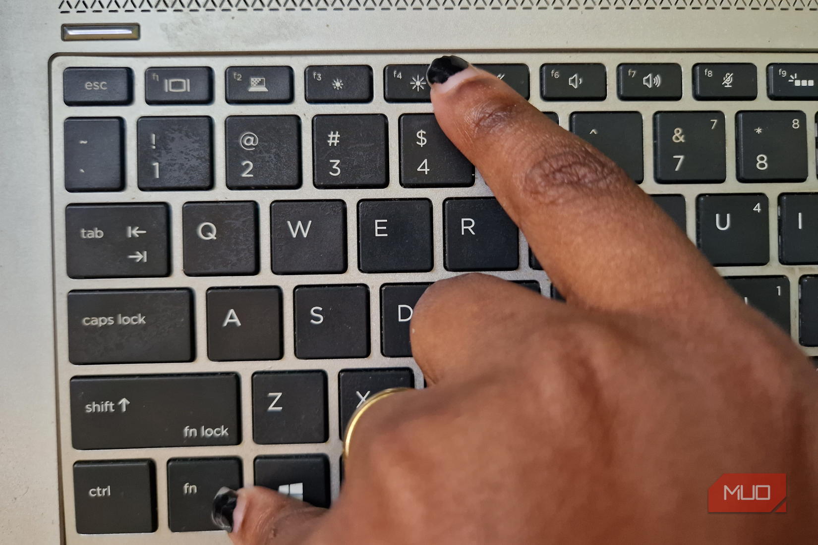 فشردن کلیدهای Fn + F4 روی کیبورد لپتاپ HP من