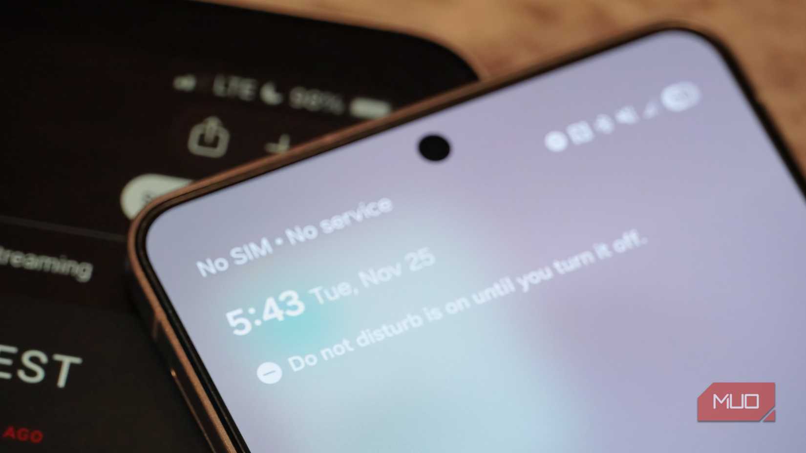 Un teléfono que no tiene servicio por encima de un iPad con datos móviles.