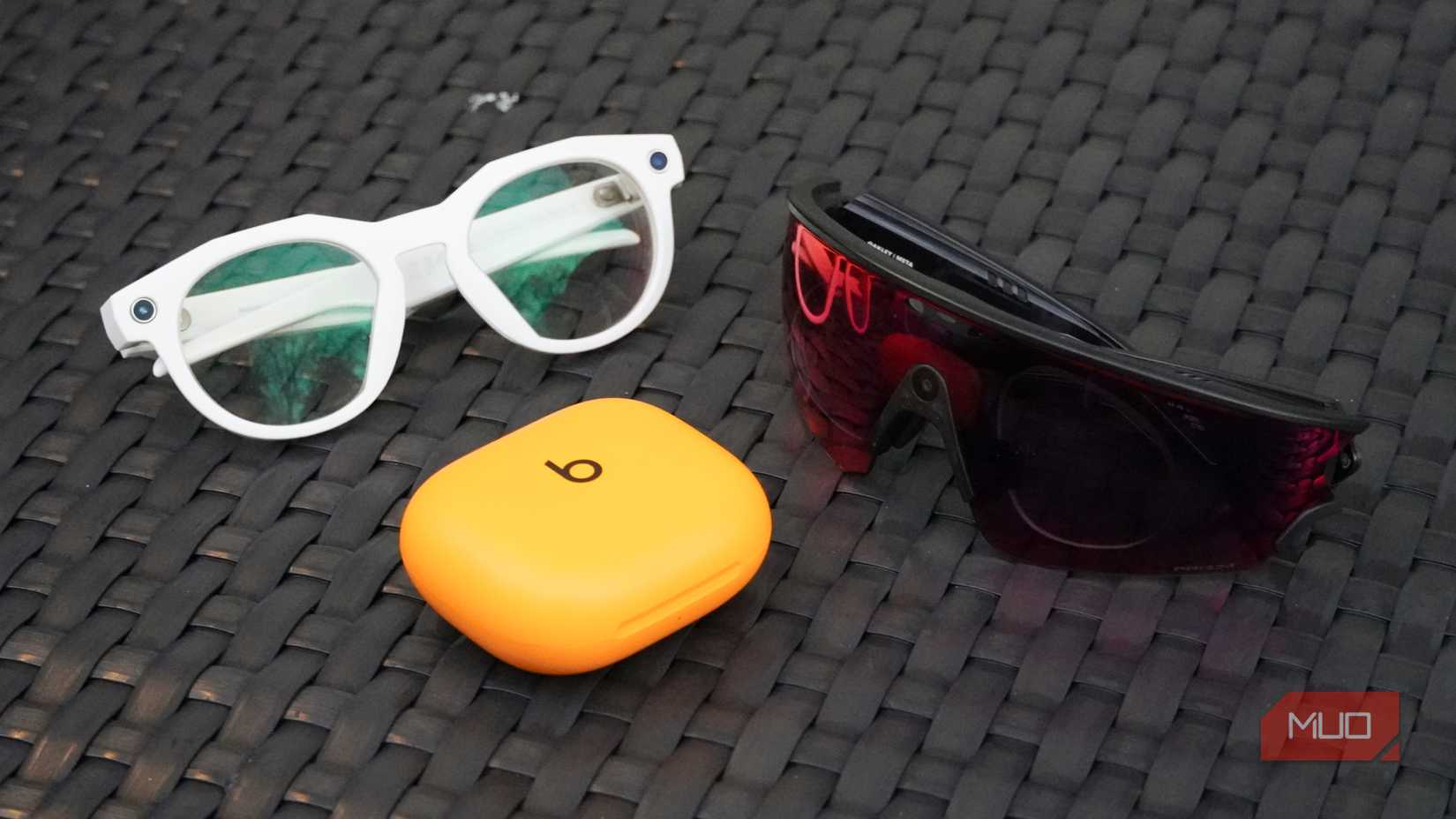 Gafas y auriculares inteligentes en una tumbona.