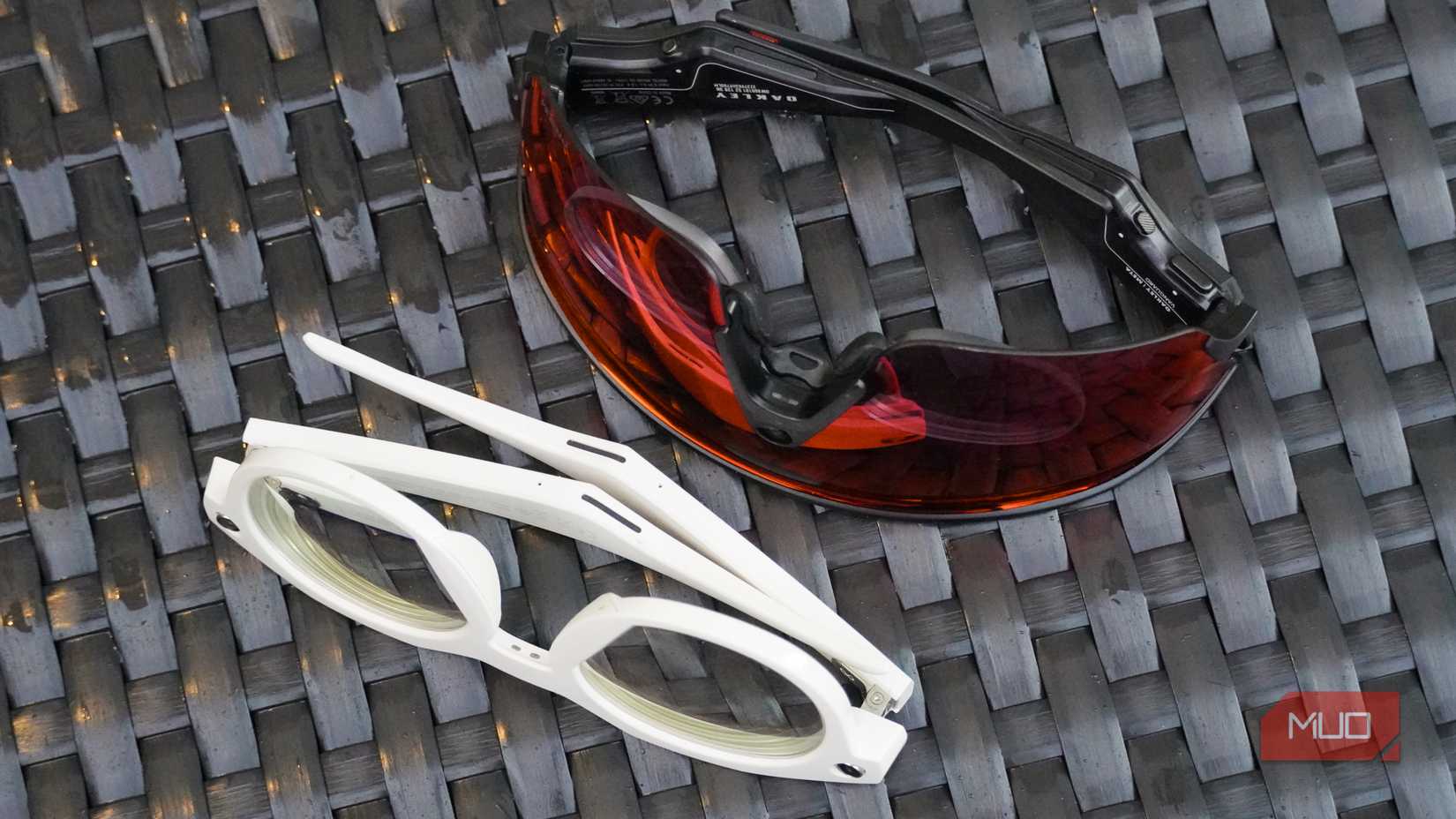 Los oradores al aire libre de Oakley Meta Vanguard (arriba) y HSTN (abajo).