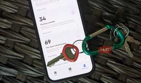 Passkeys Prompt on 1Password iPhone With Keyring Near Device