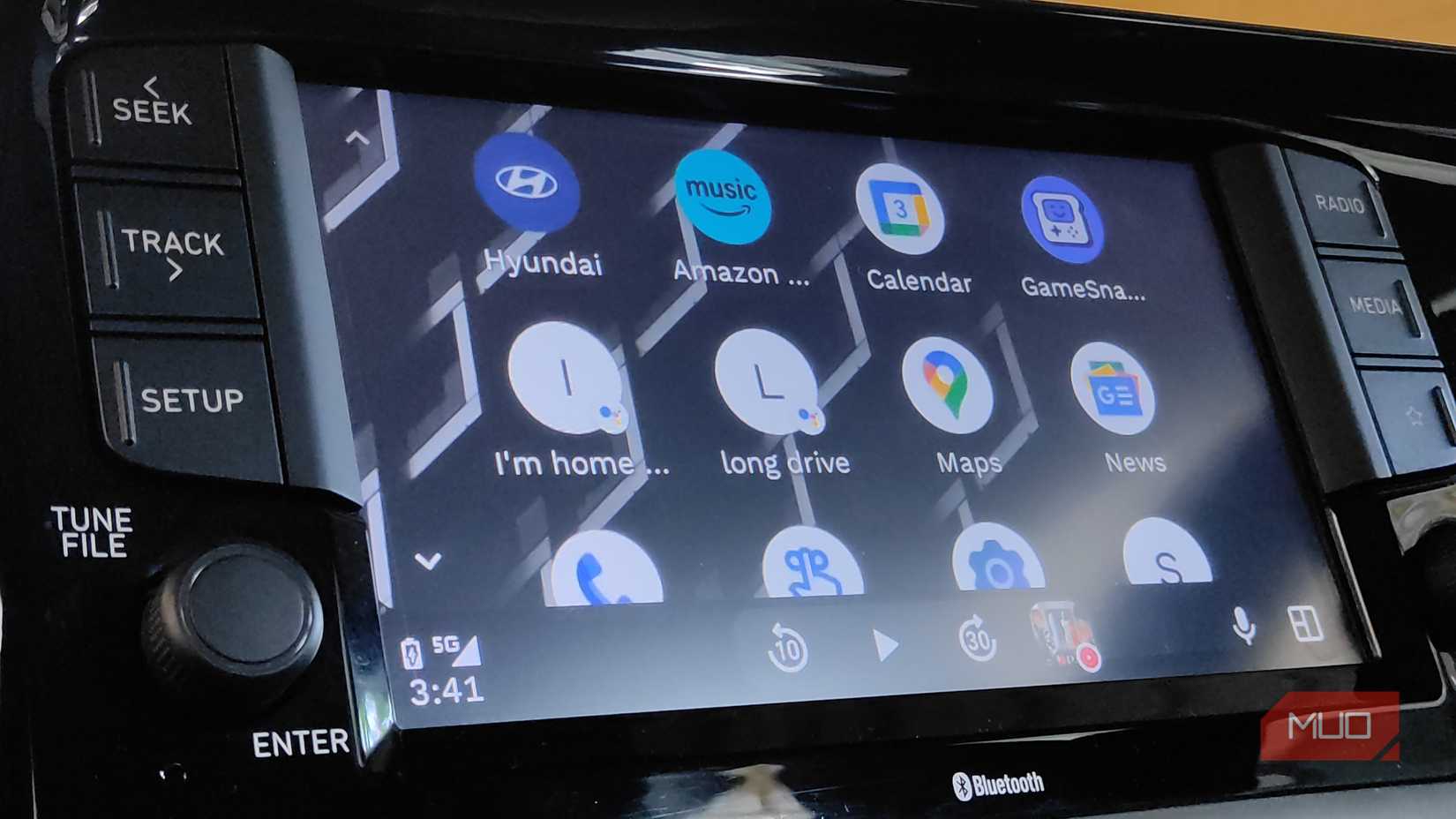 Assistant routines shortcuts in Android Auto launcher.