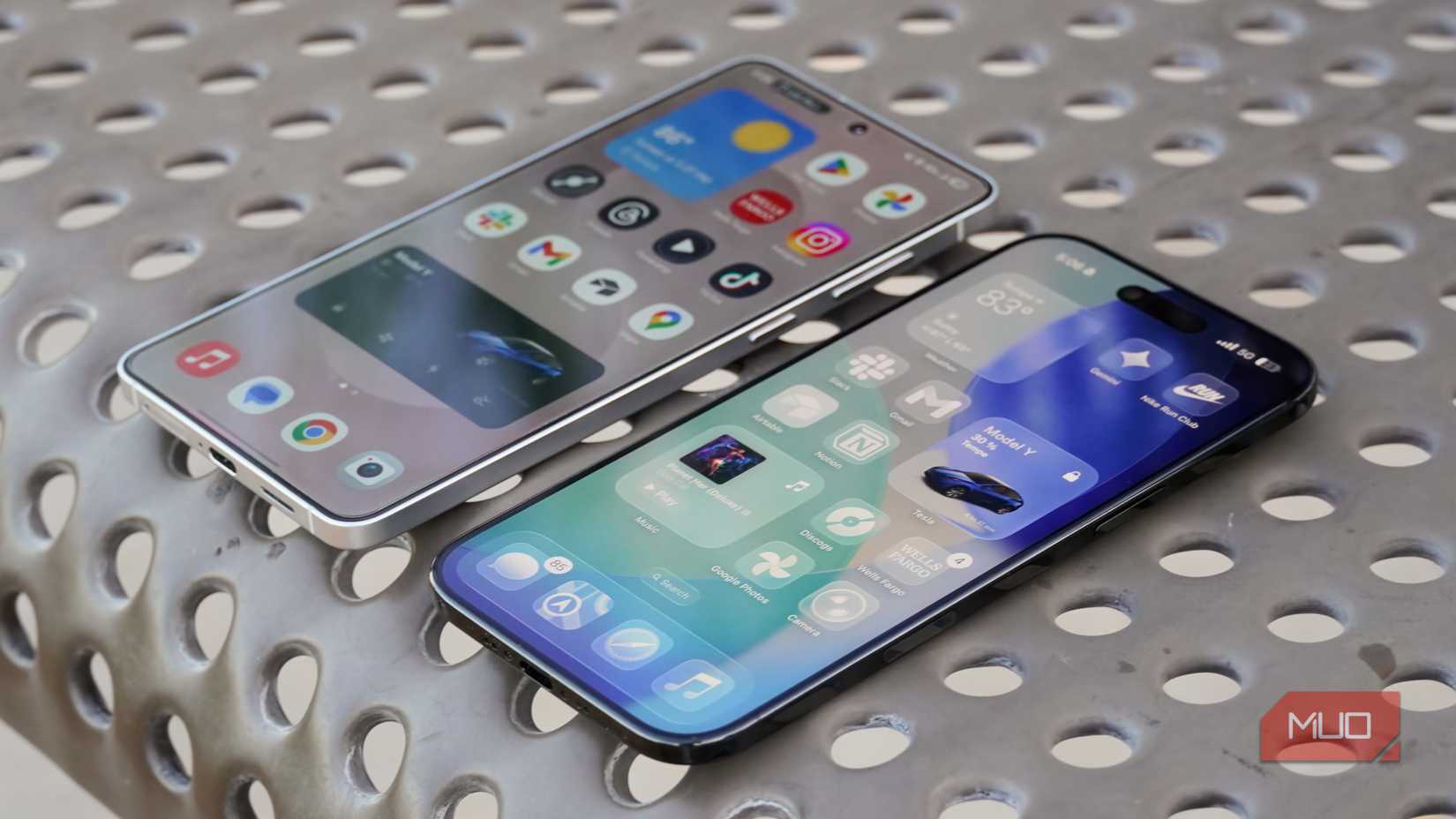 The home screens of the Galaxy S25 Edge (left) and iPhone Air (right) on a bench.