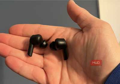 Holding Soundpeats T3 earbuds