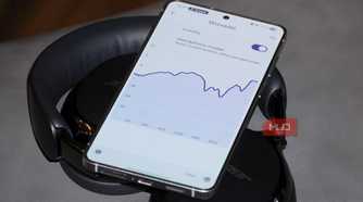 The Wavelet app open atop a pair of Bose headphones.