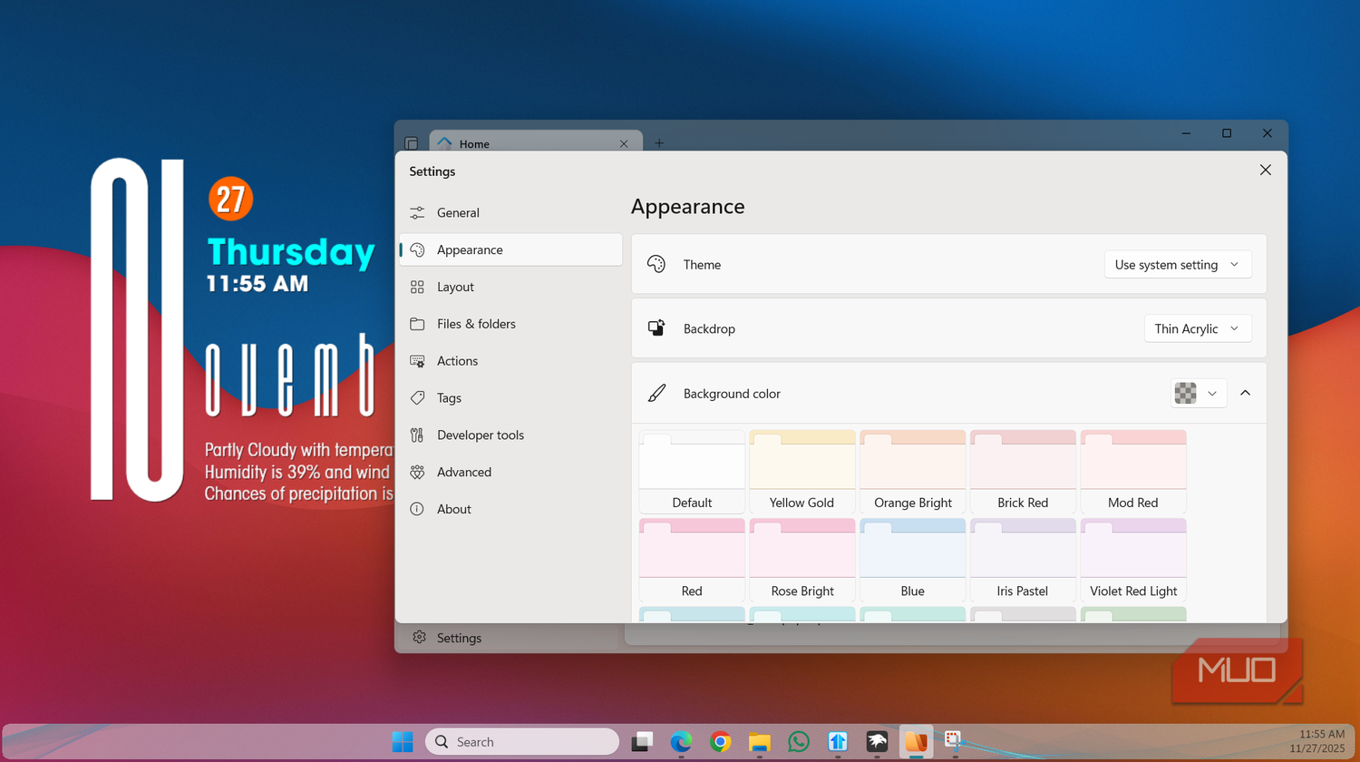 Windows 11 dekstop with Files app themes tab
