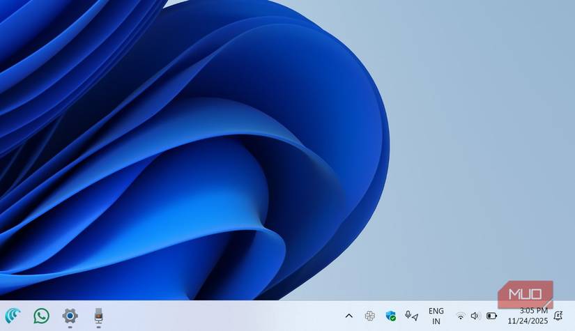 Windows taskbar showing location and microphone icons