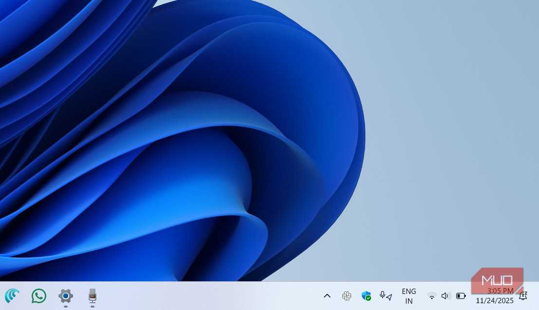 Windows taskbar showing location and microphone icons